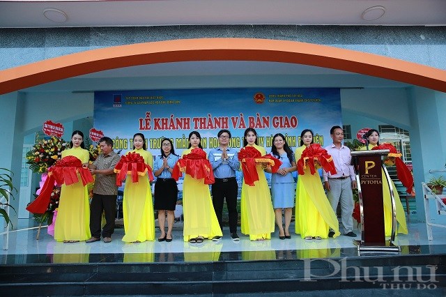 Đại diện TP Tuy Hòa, BSR, đơn vị thi công và Nhà trường cắt băng khánh thành công trình.