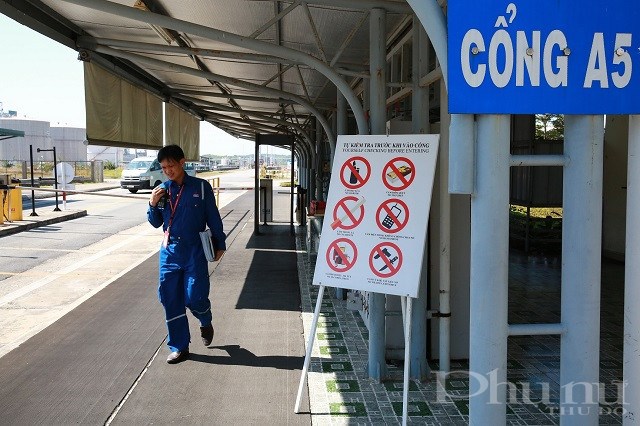 Biển báo cấm các vật dụng không mang vào Nhà máy đã được trang bị tại cổng A5 của NMLD Dung Quất.