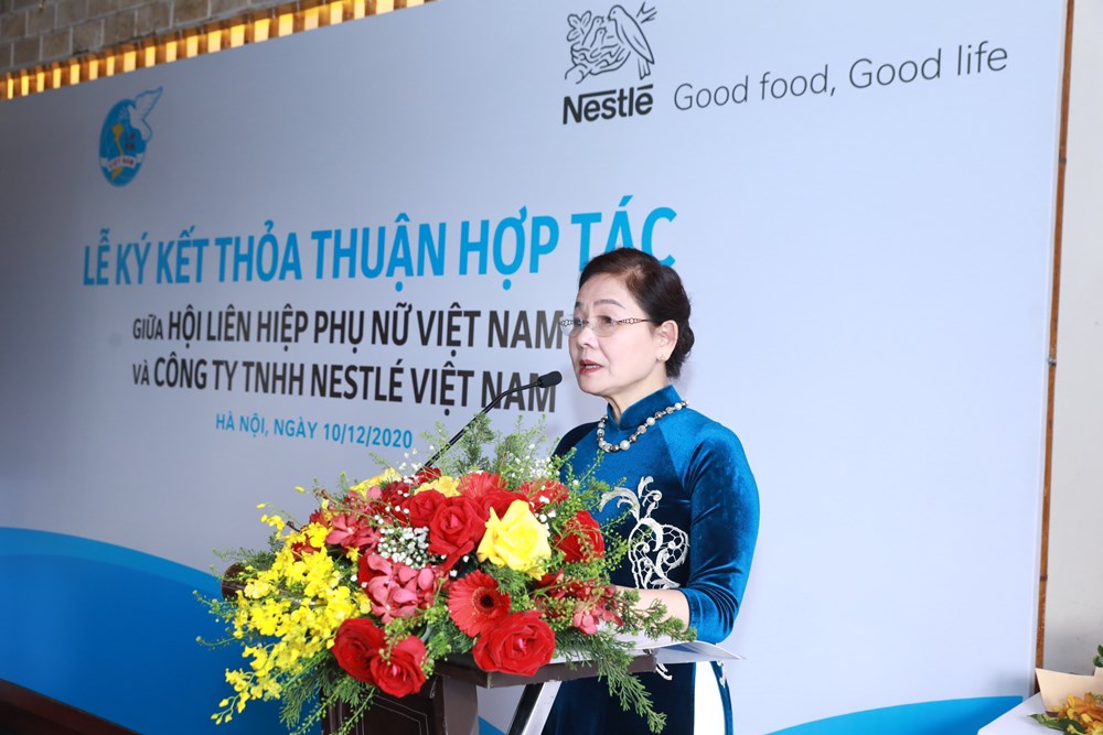 Bà Trần Thị Hương - Phó Chủ tịch Hội LHPN Việt Nam phát biểu tại Lễ Ký kết.