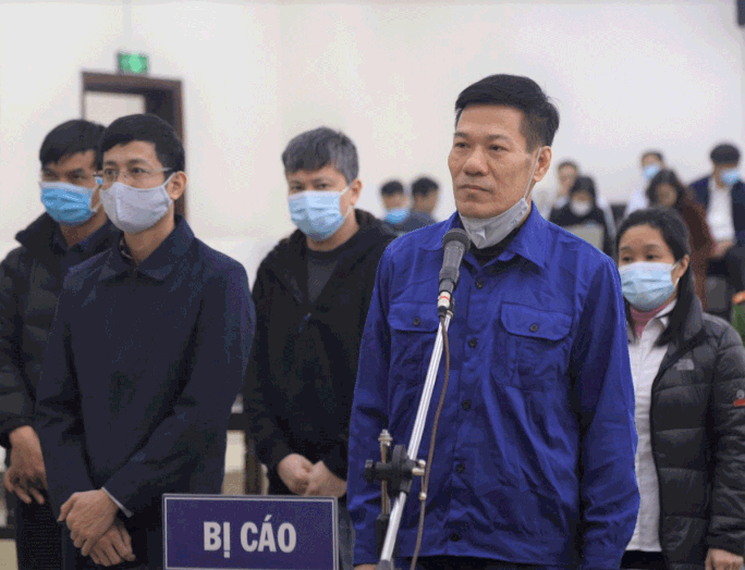Bị cáo Nguyễn Nhật Cảm cùng các bị cáo khác tại Tòa