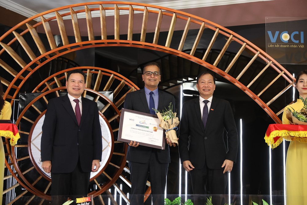 Ông Lê Văn Thanh - Thứ trưởng Bộ Lao động Thương binh và Xã hội trao chứng nhận Top 3 của Bảng Công bố các doanh nghiệp bền vững  năm 2020 trong lĩnh vực sản xuất cho ông Binu Jacob - Tổng Giám đốc Nestlé Việt Nam