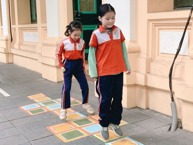 Các em học sinh rất thích thú với những trò chơi dân gian được tạo ra trên đường đến trường