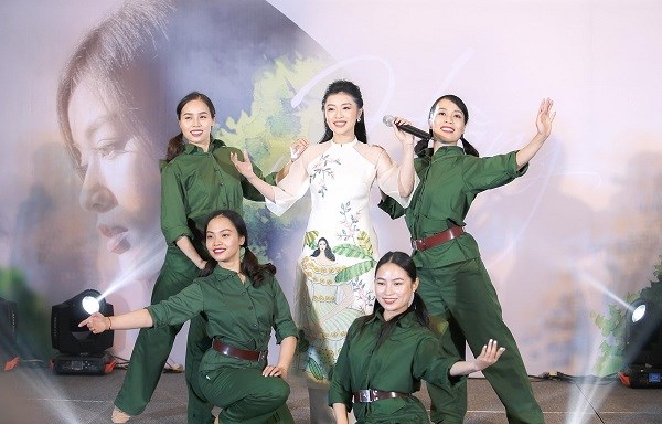 Sao mai Thu Hằng (áo dài ở giữa) trình diễn ca khúc trong album