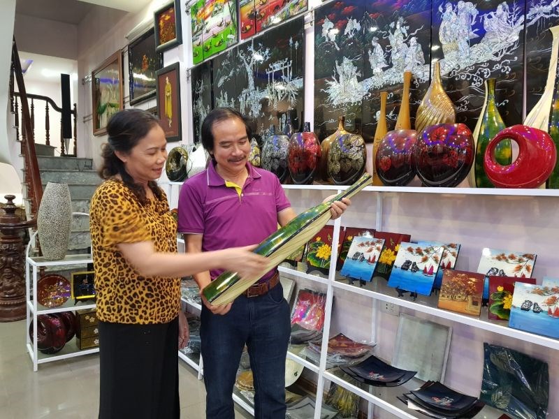 Nghệ nhân ưu tú Nguyễn Thị Hồi (bên trái) làng nghề sơn mài Hạ Thái, xã Duyên Thái, huyện Thường Tín