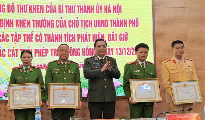 Thiếu tướng Nguyễn Hải Trung trao tặng Bằng khen của Chủ tịch UBND thành phố Hà Nội cho các tập thể
