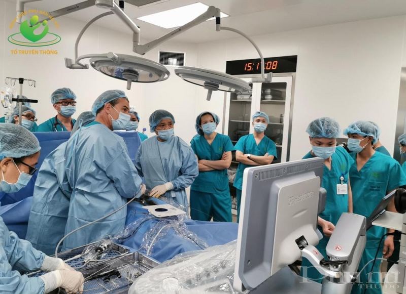Cac bác sĩ BV Phụ sản Hà Nội thực hiện một ca phẫu thuật can thiệp bào thai.