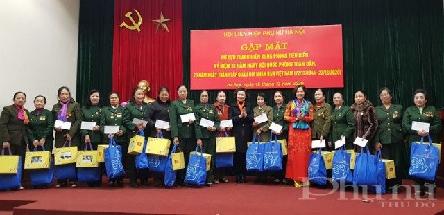 Lãnh đạo Ban Tuyên giáo Thành ủy Hà Nội và lãnh đạo Hội LHPN Hà Nội trao quà tri ân 55 nữ cựu thanh niên xung phong tiêu biểu trên địa bàn TP.