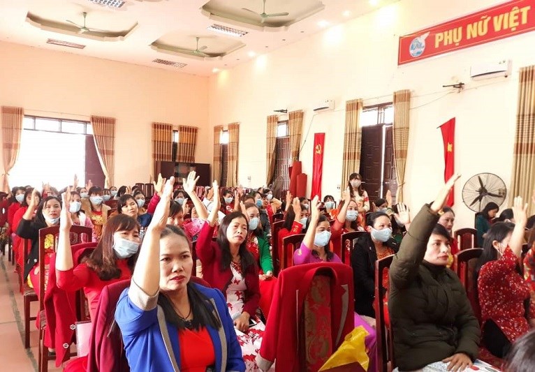 Các đại biểu biểu quyết bầu ban cán sự Chi hội và Bầu đoàn đại biểu đi dự Đại hội phụ nữ xã Sơn Đà, huyện Ba Vì