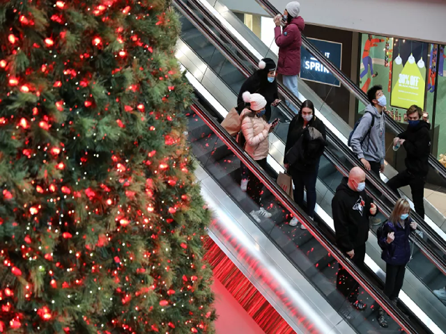 Cây thông Noel trong Trung tâm mua sắm ở Canada.