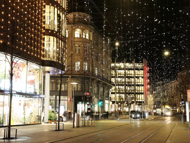 Đèn chiếu sáng đón mừng Giáng sinh ở Thụy Sĩ.