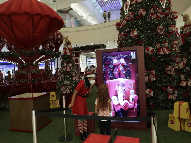 Trẻ em xem video về  Ông già Noel trong Trung tâm mua sắm ở Brazil.