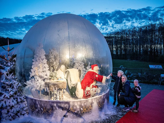 Ông già Noel Santa Claus trên quả bóng trong lễ khai mạc mùa Giáng sinh ở Đan Mạch.