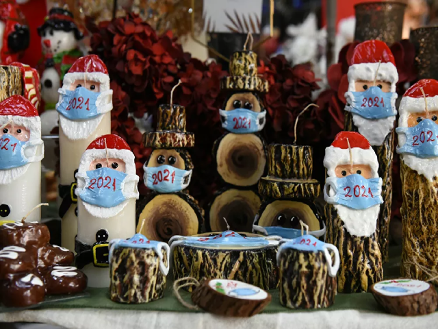 Những cây nến Giáng sinh hình ông già Noel Santa Claus đeo khẩu trang trong cửa hàng ở Hy Lạp.