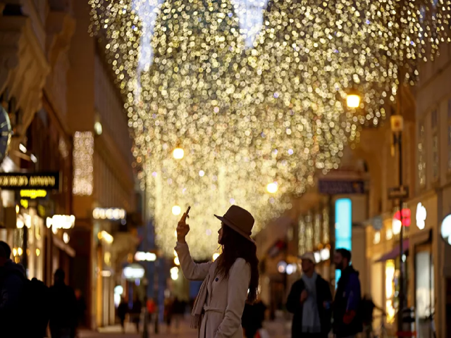 Đèn chiếu sáng đón Giáng sinh ở Vienna.