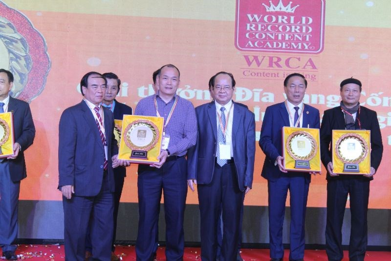 ông Đồng Đức Chính – TGĐ Công ty CP Gốm Đất Việt và ông Nguyễn Quang Toàn – TGĐ Công ty CP Gạch ngói Đất Việt cũng đã được trao danh hiệu đĩa vàng cống hiến