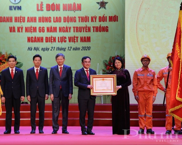 Phó Chủ tịch Nước Đặng Thị Ngọc Thịnh trao danh hiệu Anh hùng Lao động thời kỳ đổi mới cho tập thể Hội đồng thành viên, Ban Tổng giám đốc EVN.