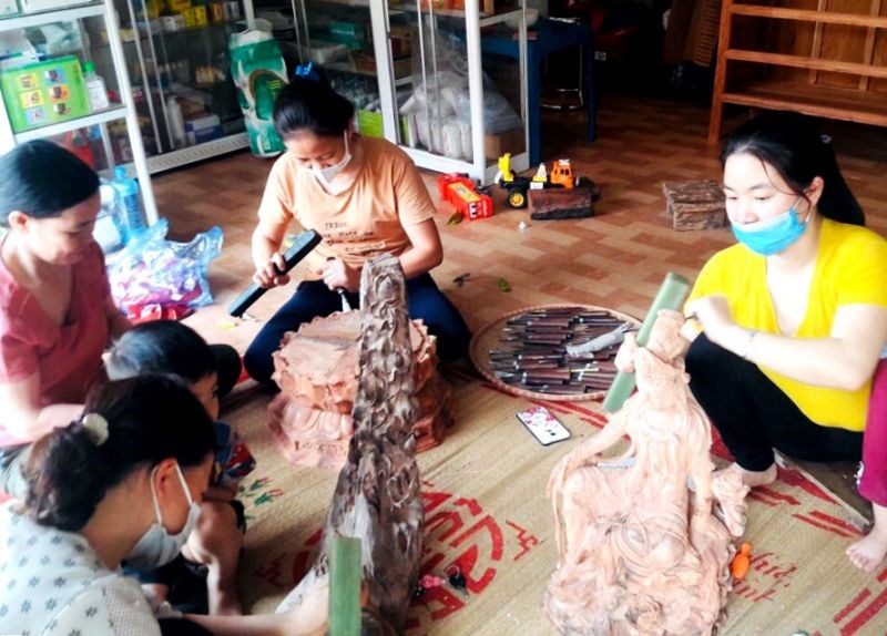 Trung tâm Hỗ trợ phát triển phụ nữ Hà Nội mở lớp học chạm khắc gỗ tại xã Vân Hà (huyện Đông Anh) giúp phụ nữ nâng cao tay nghề, khôi phục sản xuất sau dịch Covid-19.