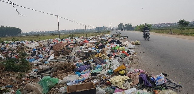 Rác tràn ra đường ở bãi rác xã Vạn Thắng, Ba Vì