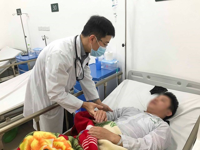 Bác sĩ Trung tâm Đột quỵ - BV Bạch Mai thăm khám cho một trường hợp bệnh nhân đột quỵ.