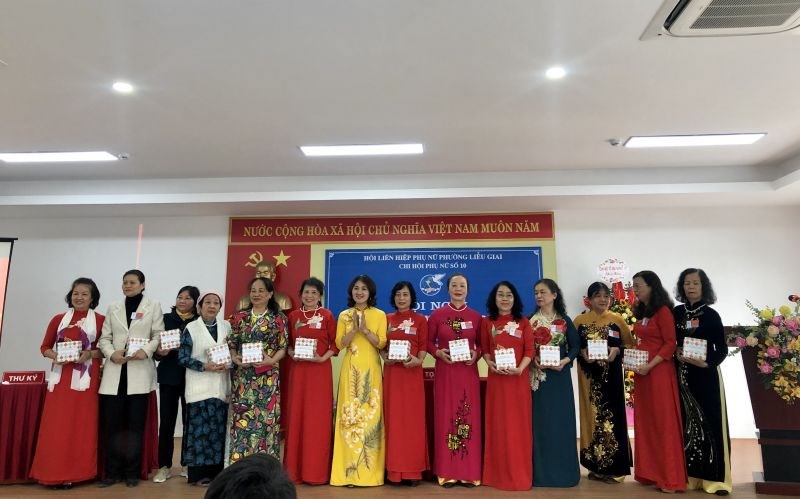 Đồng chí Nghiêm Thúy Trang, Chủ tịch Hội LHPN phường Liễu Giai  tặng quà tri ân cán bộ, hội viên Chi hội 10 có nhiều đóng góp trong công tác Hội nhiệm kỳ 2016 - 2021