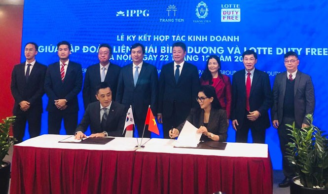 Lễ ký kết giữa Tập đoàn Liên Thái Bình Dương - Tràng Tiền Plaza và Lotte Duty Free về việc mở cửa hàng miễn thuế dưới phố đầu tiên tại Hà Nội.