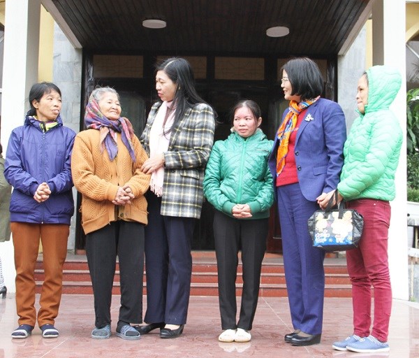 Lãnh đạo UB MTTQ Việt Nam TP và Lãnh đạo huyện Thường Tín hỏi thăm các gia đình Công giáo nghèo, có hoàn cảnh khó khăn