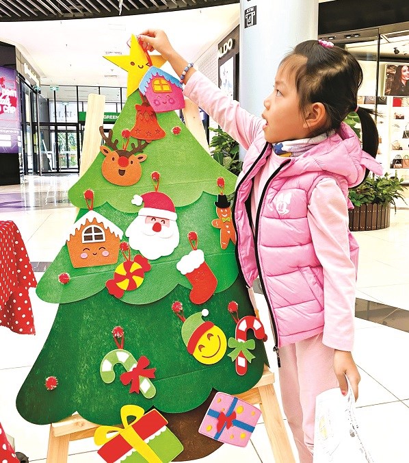 Các cháu nhỏ tham gia hoạt động chào mừng giáng sinh tại Aeon