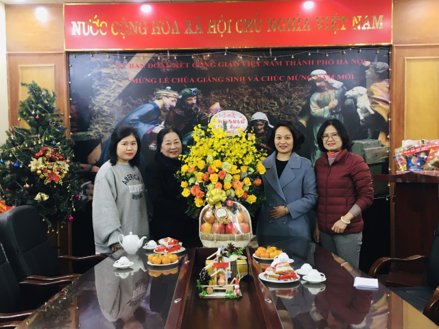 Đoàn công tác của Hội LHPN Hà Nội chúc mừng Uỷ ban Đoàn kết Công giáo thành phố Hà Nội.