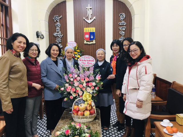 Đoàn công tác của Hội LHPN Hà Nội chúc mừng các nữ tu sĩ Dòng thánh Phaolo.