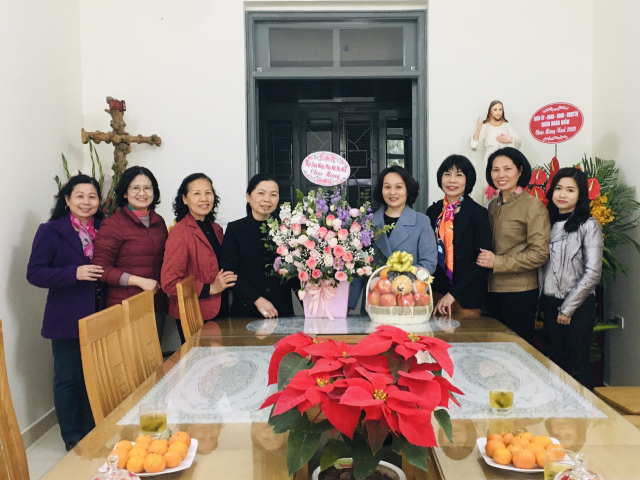 Đoàn công tác của Hội LHPN Hà Nội chúc mừng các nữ tu sĩ Dòng mến Thánh giá.