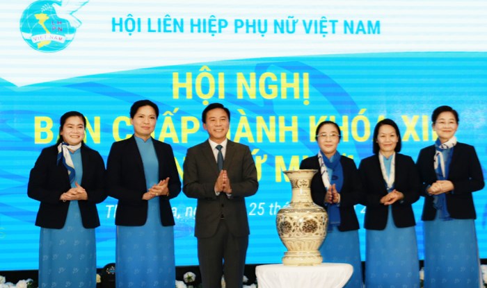 Thường trực Đoàn Chủ tịch TW Hội LHPN Việt Nam trân trọng tặng đồng chí Bí thư Tỉnh ủy Thanh Hóa chiếc bình gốm Chu Đậu, sản phẩm văn hóa đặc sắc của Việt Nam