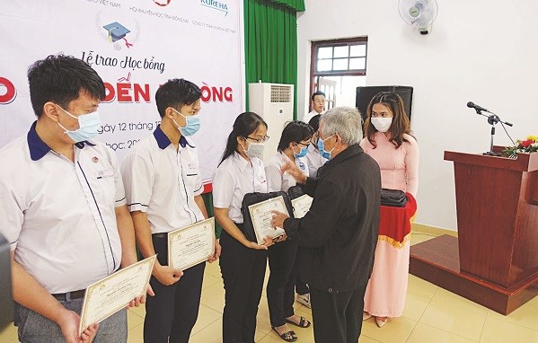 Ông Nguyễn Trùng Phương - Chủ tịch Hội Khuyến học tỉnh Đồng Nai trao học bổng cho học sinh.