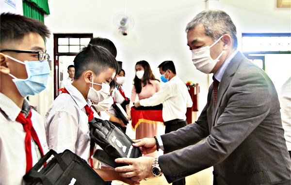 Ông Keiji Kaneko - Tổng Giám đốc Công ty Ajinomoto Việt Nam trao học bổng đến các em học sinh hiếu học.