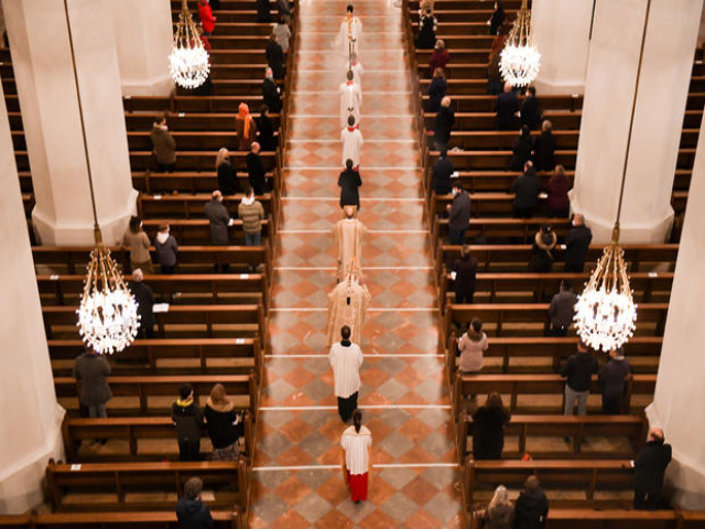 Tuân thủ giãn cách xã hội tại buổi thánh lễ Giáng sinh ở Nhà thờ Đức Bà, Đức.