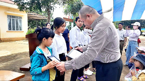 Đại diện Home Credit trao chứng nhận học bổng cho học sinh nghèo vượt khó thị xã Buôn Hồ, tỉnh Đắk Lắk