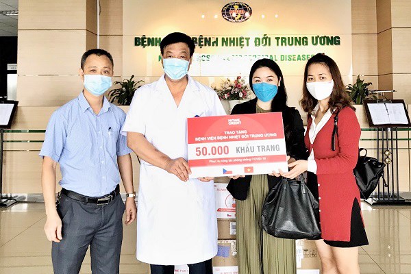 Tiến sĩ Phạm Ngọc Thạch - Giám đốc Bệnh viện Nhiệt đới Trung ương nhận khẩu trang trao tặng từ đại diện Công ty Home Credit Việt Nam.