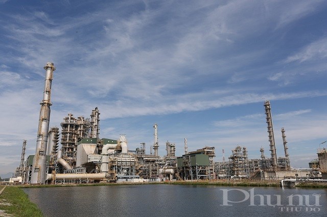 Nhà máy lọc dầu Dung Quất, nơi cung ứng 1/3 sản lượng xăng dầu trong nước gặp nhiều khó khăn do giá dầu giảm sâu.
