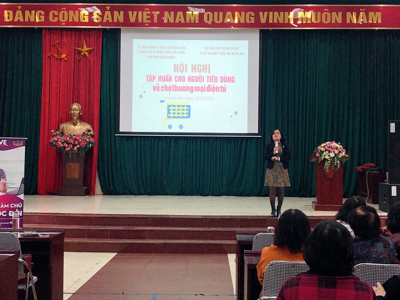 Đồng chí Nguyễn Thị Hảo – Giám đốc Trung tâm hỗ trợ phát triển phụ nữ Hà Nội tập huấn nội dung về chợ thương mại điện tử cho cán bộ hội viên phụ nữ