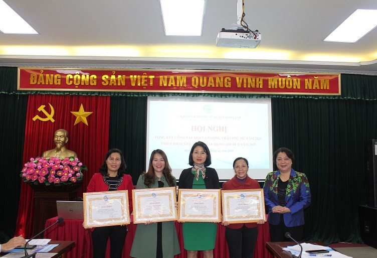 Đồng chí Nguyễn Thị Thu Thủy- Phó Chủ tịch Thường trực Hội LHPN Hà Nội trao Bằng khen của Trung ương Hội LHPN Việt Nam cho các tập thể xuất sắc năm 2020