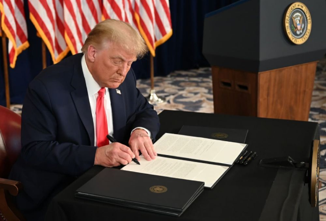 Tổng thống Mỹ Donald Trump đã ký dự luật chi tiêu 2.300 tỷ USD nhằm 