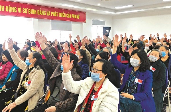 Các đại biểu dự hội nghị Chi hội điểm tại phường Liễu Giai biểu quyết giơ tay bầu Chi hội trưởng, Chi hội phó