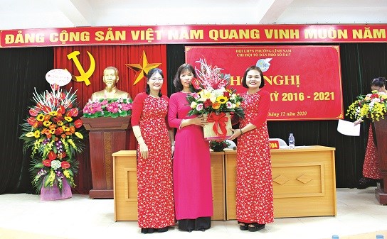 Đồng chí Nguyễn Thu Hà – Chủ tịch Hội LHPN phường Lĩnh Nam tặng hoa chúc mừng Chi hội trưởng, Chi hội phó