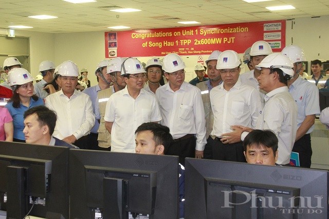 Chủ tịch HĐTV Hoàng Quốc Vượng, Tổng giám đốc PVN Lê Mạnh Hùng nghe báo cáo về tiến độ dự án.