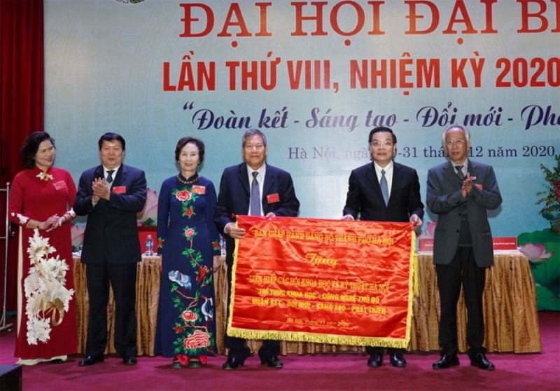 Chủ tịch UBND thành phố Chu Ngọc Anh tặng Bức trướng chúc mừng đại hội.