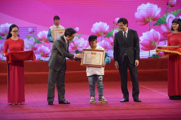 Phó Thủ tướng Chính phủ Vũ Đức Đam và Bí thư thường trực T.Ư Đoàn Bùi Quang Huy trao giải Ba cuộc thi 