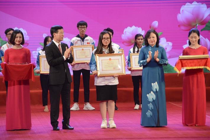 Ủy viên Bộ Chính trị, Trưởng Ban Tuyên giáo TƯ Võ Văn Thưởng và Thứ trưởng Bộ GDĐT Ngô Thị Minh trao giải Nhì cuộc thi 