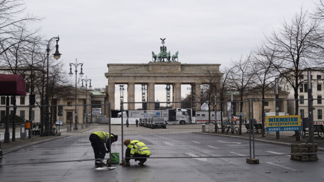 Nhà chức trách Berlin dựng hàng rào chặn lối vào quảng trường Pariser Platz tại Cổng Brandenburg của Berlin đêm giao thừa. Khu vực này là trung tâm vui chơi năm mới. Tuy nhiên, năm nay, Đức cấm tất cả các hoạt động ăn mừng ở nơi công cộng vì đại dịch.
