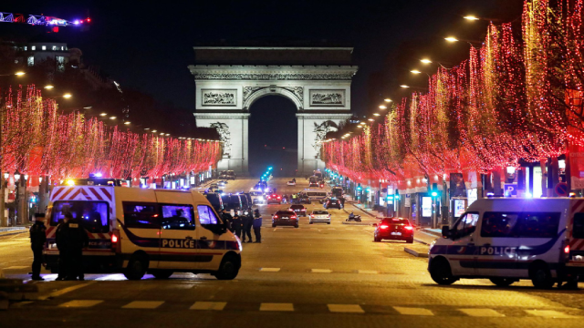 Cảnh sát Pháp tuần tra trên đại lộ Champs Elysees tại Paris. Thành phố này cấm tổ chức sự kiện đón năm mới và cấm tập trung đông người để phòng dịch Covid-19.