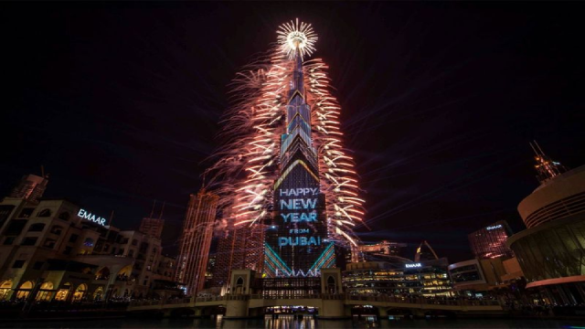 Người xem pháo hoa tại Burj Khalifah, Dubai vào thời khắc giao thừa chào đón năm 2021.