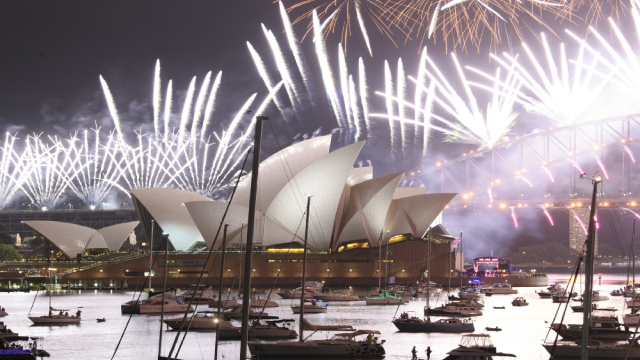 Sydney, Australia là một trong những thành phố lớn đầu tiên đón năm mới 2021. Tuy nhiên, các hoạt động chào đón năm mới của thành phố này đã bị hủy bỏ với lệnh hạn chế đi lại, tập trung đông người nghiêm ngặt hơn. Màn bắn pháo hoa giao thừa trên Cầu Cảng và Nhà hát Sydney Opera không còn cảnh đông nghẹt người theo dõi như mọi năm. Nhiều người chọn ở nhà ngắm pháo hoa qua màn hình.